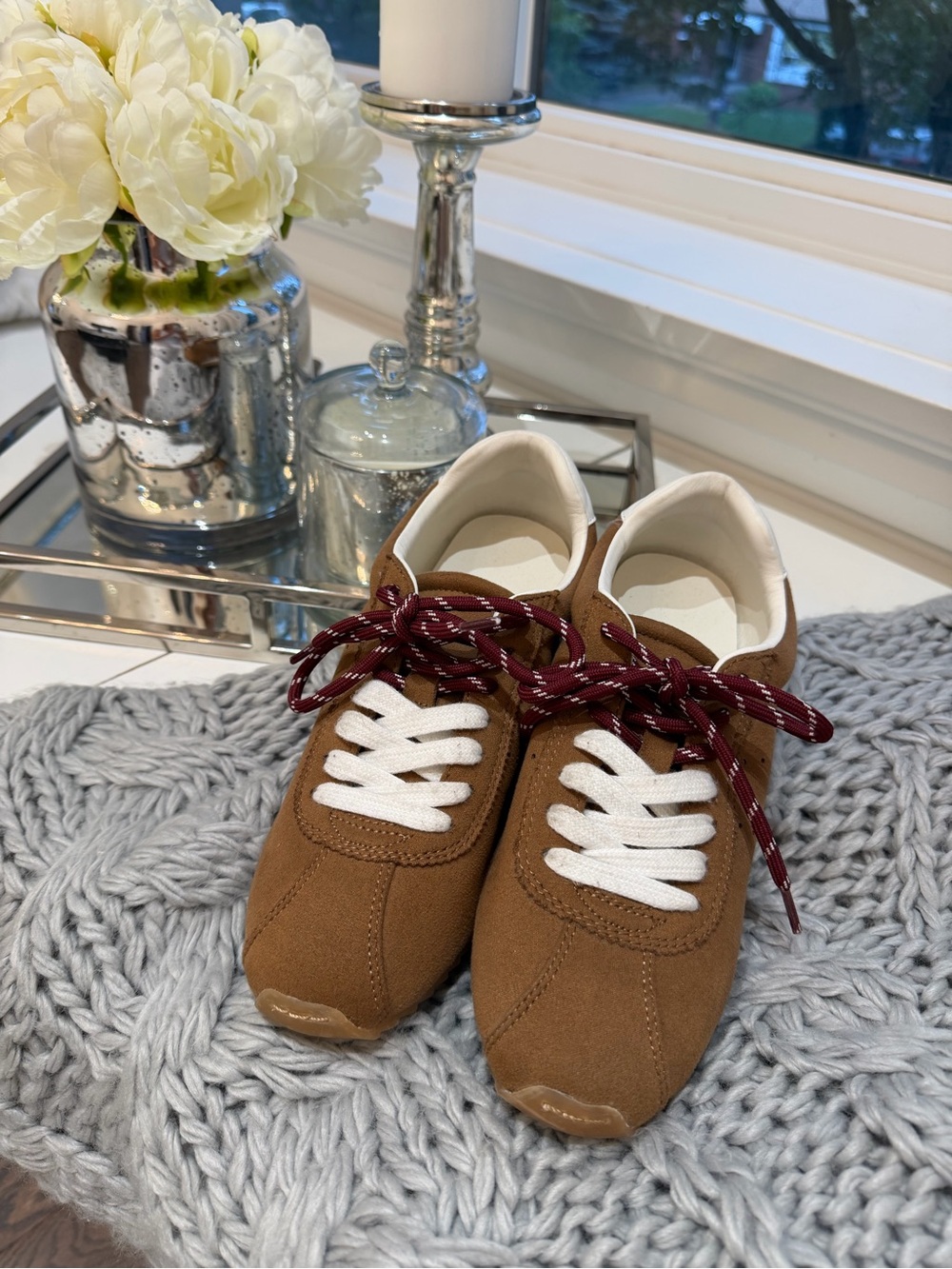 Brown sneakers in size 8